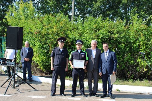 Они обеспечивают безопасность на дорогах: сотрудники Заинской Госавтоинспекции отмечают профессиональный праздник