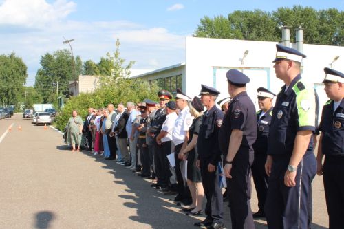 Они обеспечивают безопасность на дорогах: сотрудники Заинской Госавтоинспекции отмечают профессиональный праздник