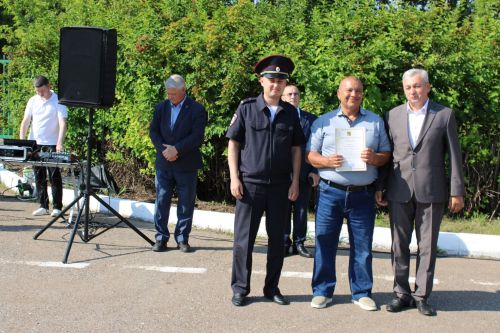 Они обеспечивают безопасность на дорогах: сотрудники Заинской Госавтоинспекции отмечают профессиональный праздник