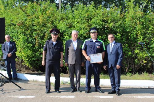 Они обеспечивают безопасность на дорогах: сотрудники Заинской Госавтоинспекции отмечают профессиональный праздник