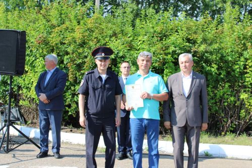 Они обеспечивают безопасность на дорогах: сотрудники Заинской Госавтоинспекции отмечают профессиональный праздник
