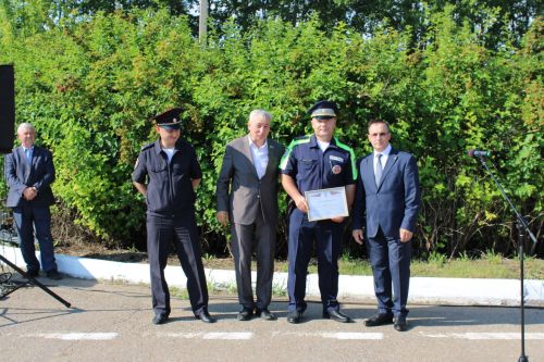 Они обеспечивают безопасность на дорогах: сотрудники Заинской Госавтоинспекции отмечают профессиональный праздник