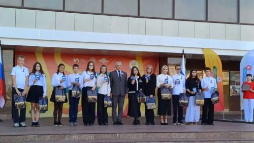 Россия Флагы көнендә яшь зәйлеләргә паспортлар тапшырылды