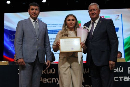 Десятки педагогов получили государственные награды на августовской конференции в Заинске