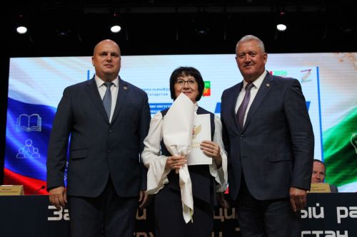 Десятки педагогов получили государственные награды на августовской конференции в Заинске