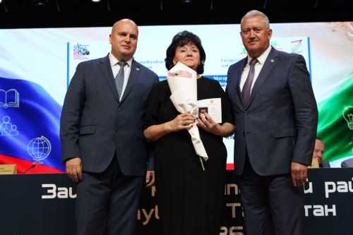 Десятки педагогов получили государственные награды на августовской конференции в Заинске