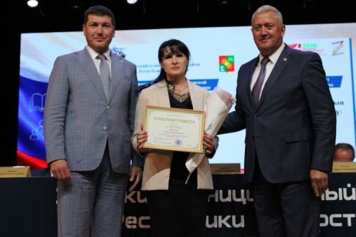 Десятки педагогов получили государственные награды на августовской конференции в Заинске