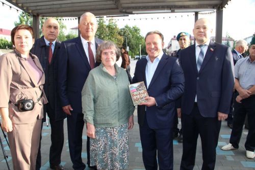 Книга о героях войны стала подарком Айдару Метшину в день рождения в Заинске