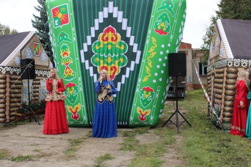 Уникальный храм и новые дороги показали гостям в Верхнем Багряже