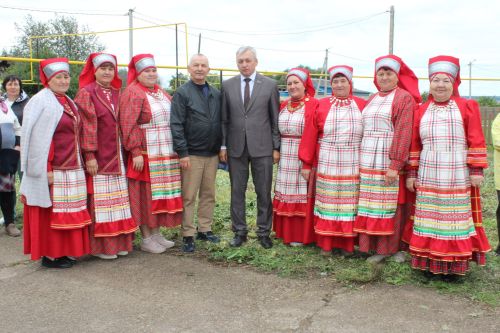 Уникальный храм и новые дороги показали гостям в Верхнем Багряже