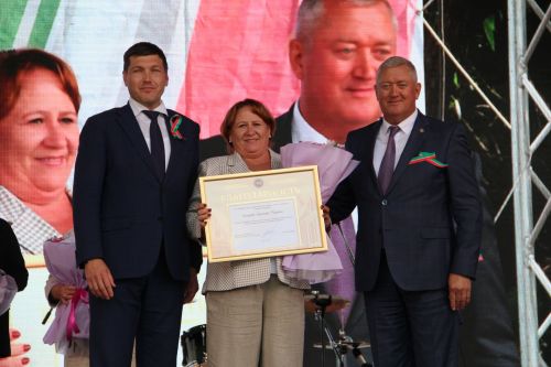 В Заинске состоялось вручение госнаград жителям в День Республики