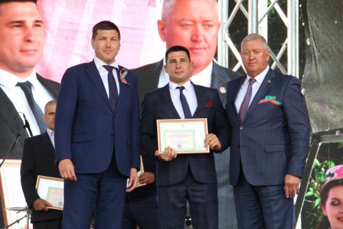В Заинске состоялось вручение госнаград жителям в День Республики