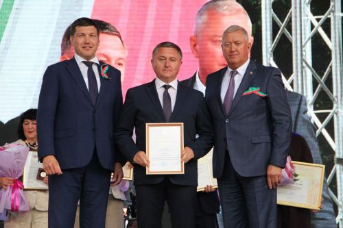 В Заинске состоялось вручение госнаград жителям в День Республики