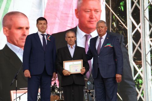 В Заинске состоялось вручение госнаград жителям в День Республики