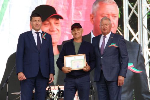 В Заинске состоялось вручение госнаград жителям в День Республики