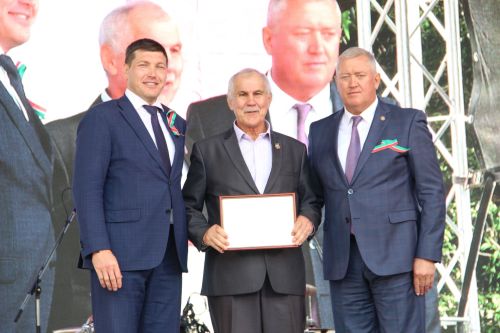 В Заинске состоялось вручение госнаград жителям в День Республики
