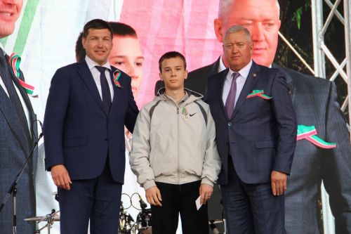 В Заинске состоялось вручение госнаград жителям в День Республики