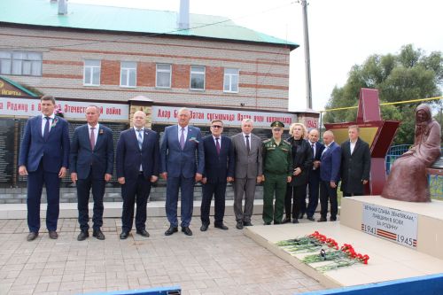 Уникальный храм и новые дороги показали гостям в Верхнем Багряже
