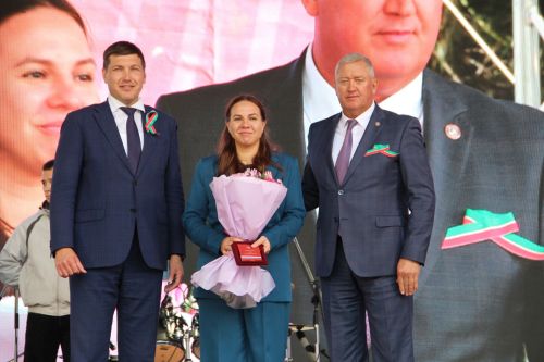 В Заинске состоялось вручение госнаград жителям в День Республики
