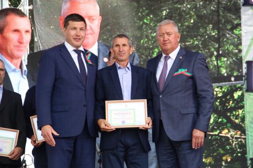 В Заинске состоялось вручение госнаград жителям в День Республики