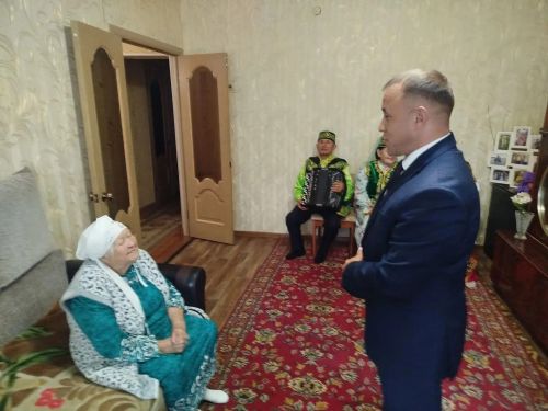 Наиля Зарипова приняла поздравления с 95-летием