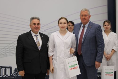 В Заинске молодых медработников посвятили в профессию