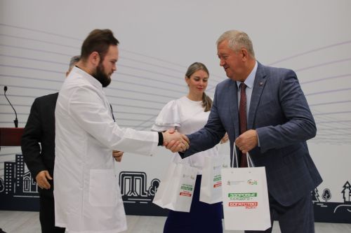 В Заинске молодых медработников посвятили в профессию