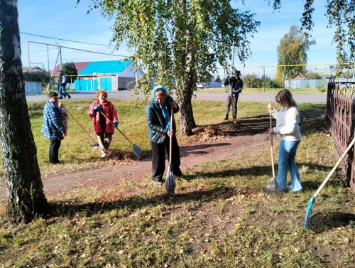 Сотрудники ГДК провели осенний субботник на территории учреждения