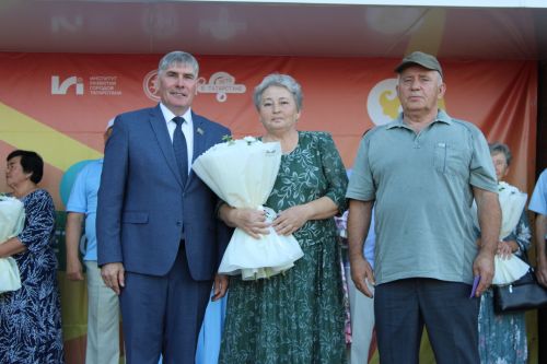 Наш фоторепортаж: в День семьи чествовали юбиляров супружеской жизни