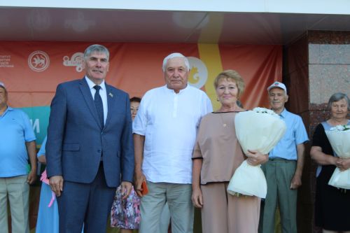 Наш фоторепортаж: в День семьи чествовали юбиляров супружеской жизни