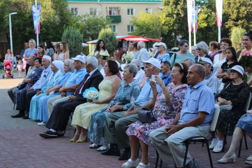 Наш фоторепортаж: в День семьи чествовали юбиляров супружеской жизни