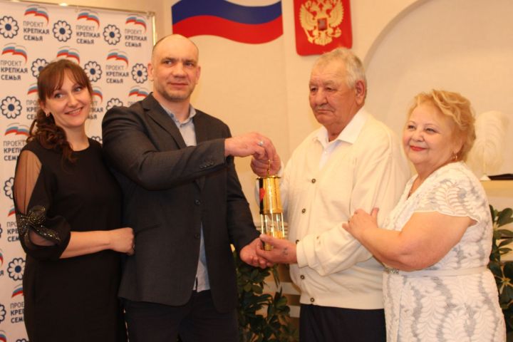 В Заинске многодетной семье из Лениногорского района передали капсулу семейного очага «Сердце России»