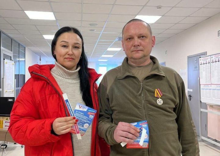 Участник СВО проголосовал первым на одном из избирательных участков Казани