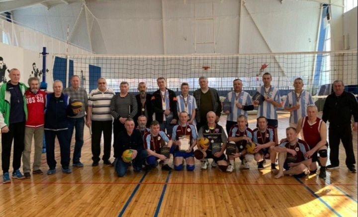 Ветераны заинского спорта встретились на традиционном турнире по волейболу
