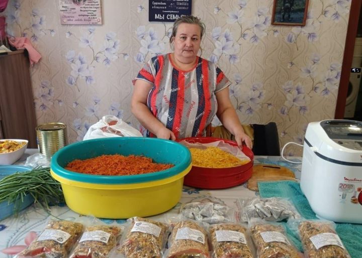 Жительница Заинского района, чьи сыновья на СВО, готовит сухие супы для бойцов
