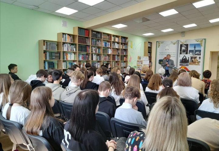 В библиотеке Заинска состоялась творческая встреча с поэтом Олегом Лоншаковым