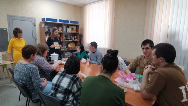 Заинские получатели социальных услуг поделились семейными традициями Светлой Пасхи