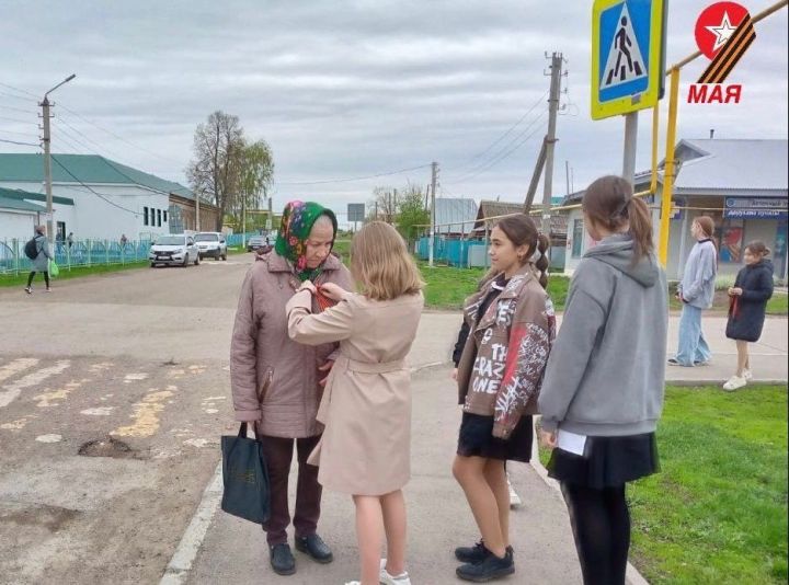 В Заинске продолжается акция «Георгиевская ленточка»