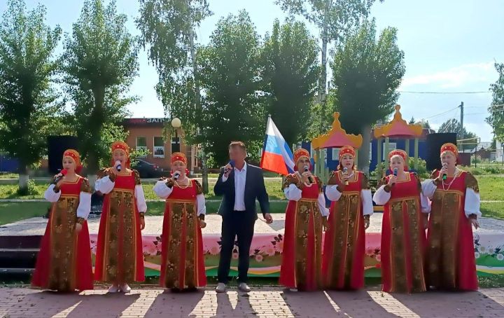 В микрорайоне Мирный состоялся праздничный концерт