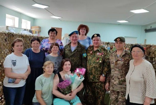 В Заинске поздравили с днем рождения организатора работы по плетению маскировочных сетей