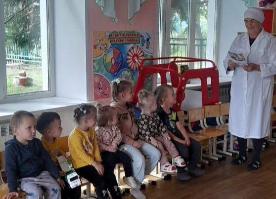 Фельдшер Альмира Фаретдинова научила детей избегать травм