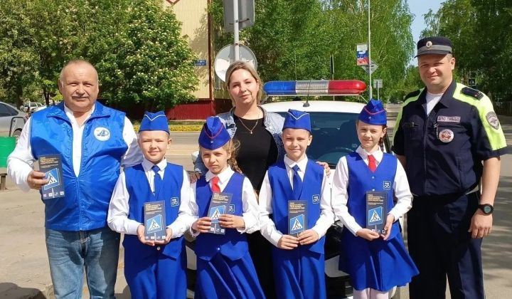 Заинские школьники напомнили водителям о главном правиле — быть внимательными