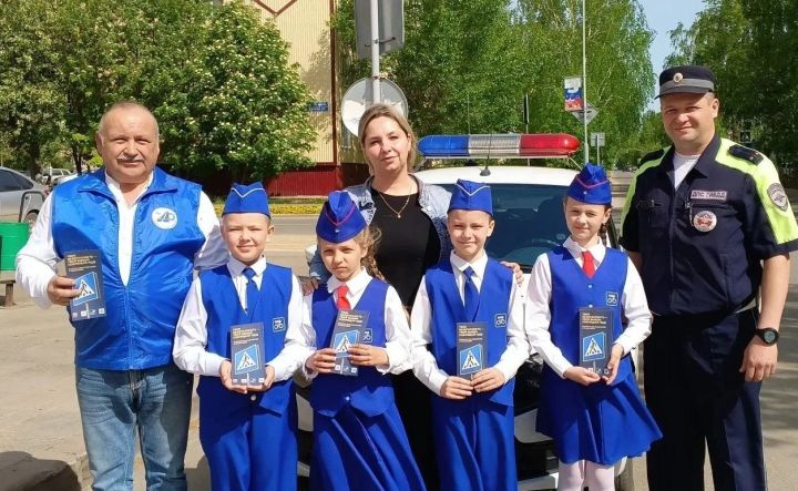 Заинские школьники напомнили водителям о главном правиле — быть внимательными