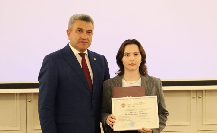Заинская выпускница Азалия Галимова встретилась с министром образования и науки РТ