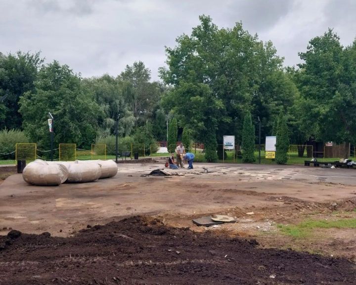 В парке Фардиева в Заинске начали реновацию детской площадки «Крепость»