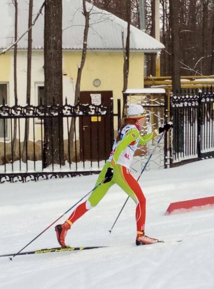 Заголовок: В Первенстве Татарстана по лыжным гонкам лидируют заинские лыжницы.
