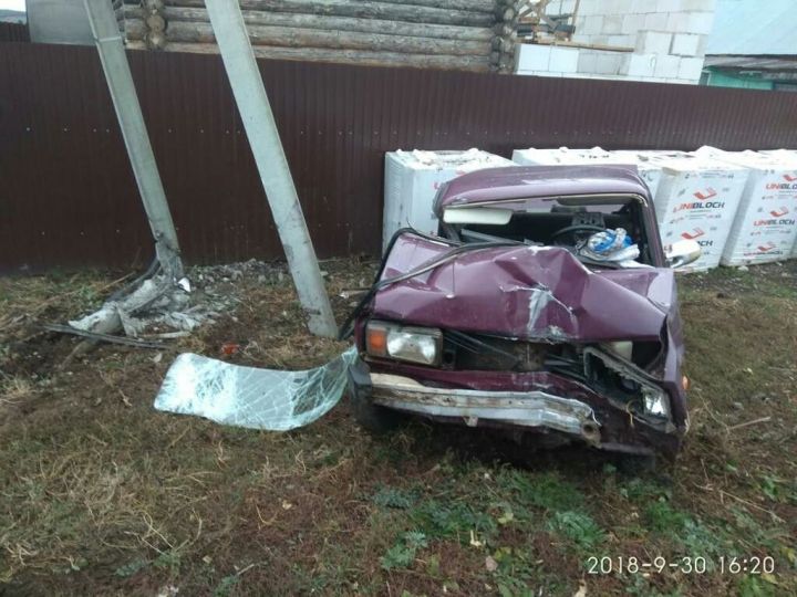 В одной из деревень Заинского района автомобиль врезался в столб
