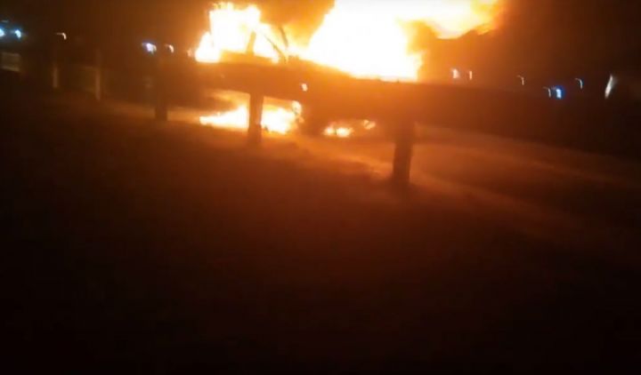 В Зеленодольском районе РТ на мосту через Волгу на ходу загорелась иномарка