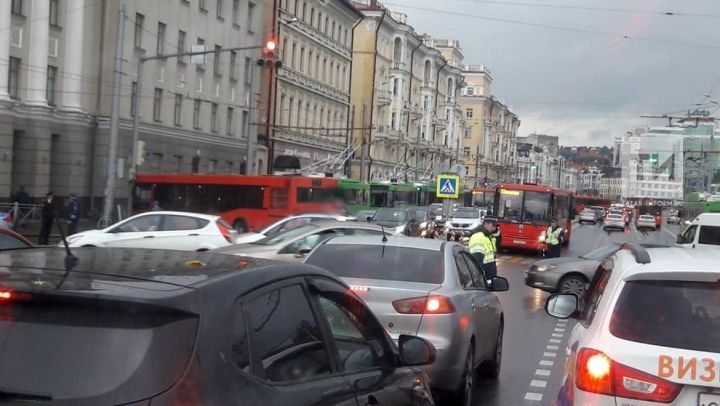 Выехав на красный свет, рейсовый автобус стал причиной ДТП с 6 пострадавшими в Казани