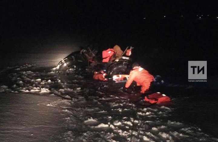 В Татарстане спасли мужчину и женщину, провалившихся под лед на самодельном мотовездеходе